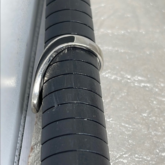 Silver tone and Black enamel V Geometric Ring - Picture 7 of 8